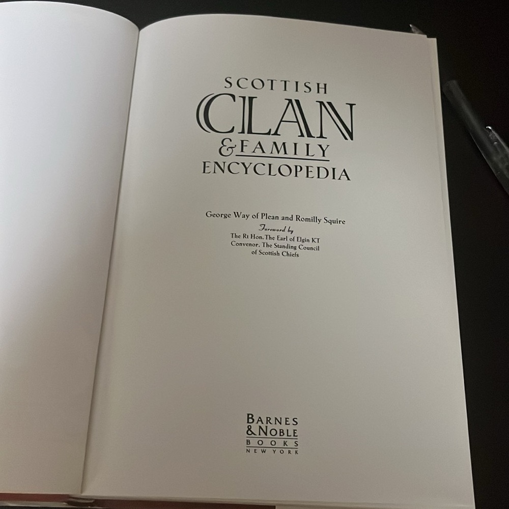 Book Scottish Clan & Family Encyclopedia 1998 512 pages hardcover